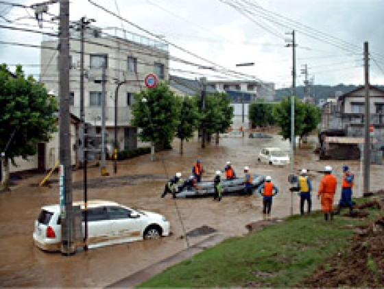 住宅地に入ってきた洪水と救助作業のようすです(福井市春日地区)