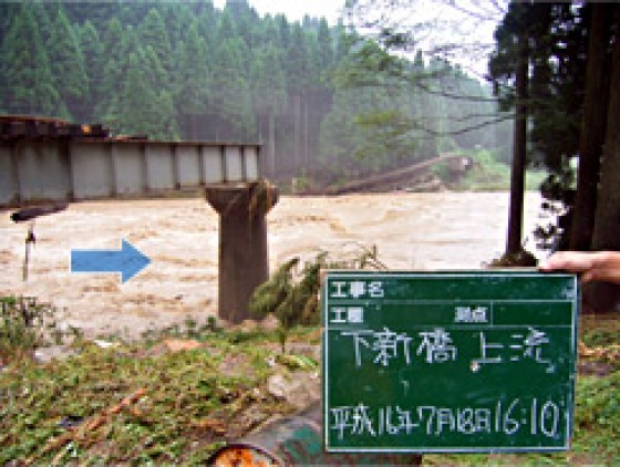 鉄道の橋脚がたおれ、橋げたが落ちました。 ＪＲ第３号橋梁(旧美山町)