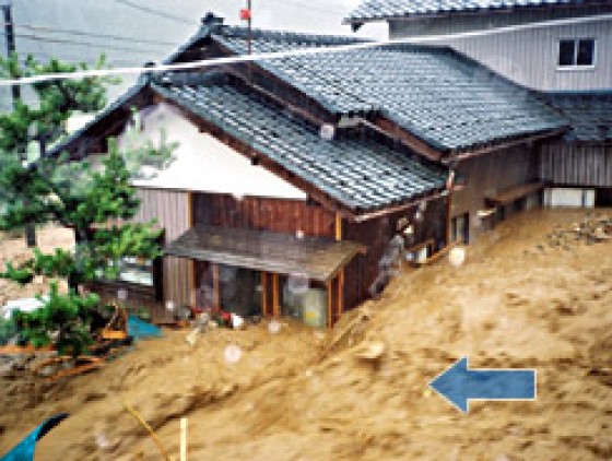 濁流が民家を直撃しているようす （旧美山町蔵作地区）