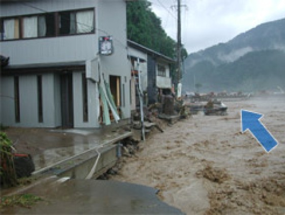 護岸と道路が流されるようす （旧美山町西河原地区）
