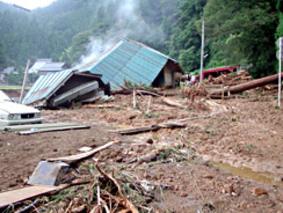 護岸がこわれ建物が倒れているようす （旧美山町折立地区）