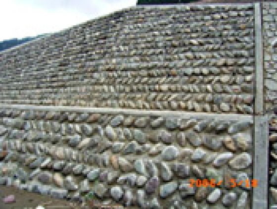 現地の川の石を使いました。