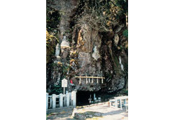 ４．たらたら山 「白竜の滝の霊水」 （勝山市）