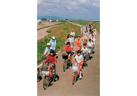 流れに沿って、長く続くサイクリングロード