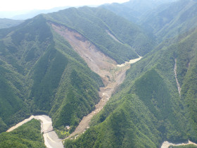 天然ダムが形成された赤谷地区