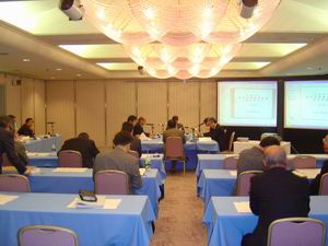 ���_�������r�Ζʍĕ]���ψ���̗l�q