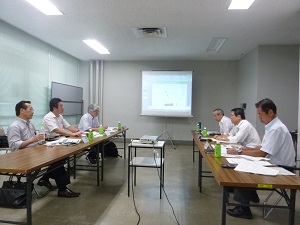 �I�̐쐅�n�_�����Ɣ�ė��ψ���̗l�q