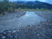 フラッシュ放流中の導水部