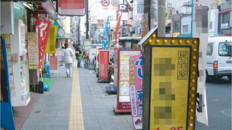 歩道を埋める違反広告物
