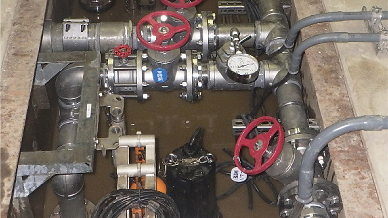 更新した排水ポンプと排水管