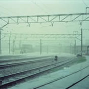 「葛下川 から溢れ出した水が、駅構内に流れ込む」