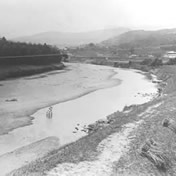 明治橋北詰付近から久度神社<br>【昭和7年頃】