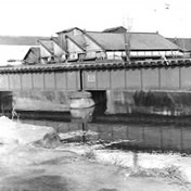 近鉄道明寺線鉄橋の下を流れる長瀬川<br>【昭和25年】