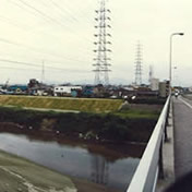 堤防の基本、芝つけ、施工<br>(あびこ大橋左岸上流)