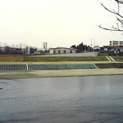 上-土盛りの堤防 中-平場<br>水ぎわ護岸